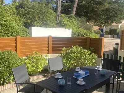 Jardin de l'établissement Maison accueillante à Saint Jean de Monts avec piscine collective - FR-1-323-553