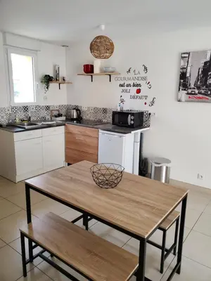 Cuisine ou kitchenette dans l'établissement Maison 6 voyageurs proche de l'aéroport