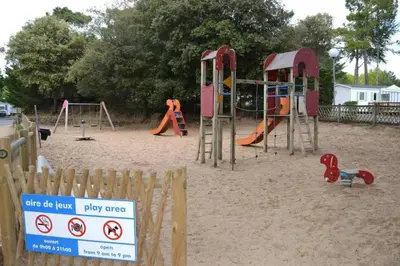 Aire de jeux pour enfants de l'établissement Bungalow confortable à Saint-Jean-de-Monts - 45 m²