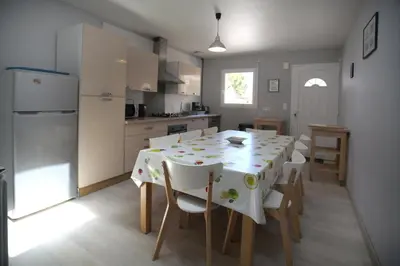 Cuisine ou kitchenette dans l'établissement Maison avec piscine 10 couchages
