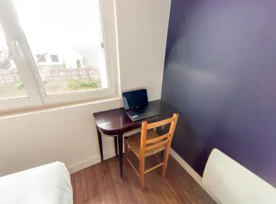 Télévision ou salle de divertissement dans l'établissement Maison à 10 min du centre dans avenue privée !