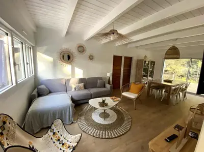 Coin salon dans l'établissement Maison familiale dans les pins à 500m de la plage