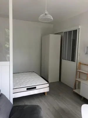 Un ou plusieurs lits dans un hébergement de l'établissement Appartement avec balcon, proche CHU, château, Tramway