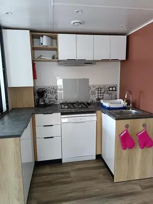 Cuisine ou kitchenette dans l'établissement MH 805 Camping Bois Dormant