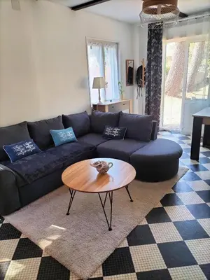 Coin salon dans l'établissement Maison à 50 M de la plage sous les pins