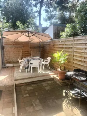 Terrasse ou espace extérieur de l'établissement Maison à 50 M de la plage sous les pins