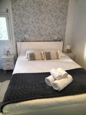Un ou plusieurs lits dans un hébergement de l'établissement Maison à 50 M de la plage sous les pins