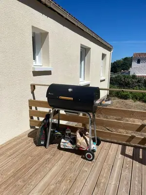 Barbecue disponible mis à disposition des clients de la maison de vacances