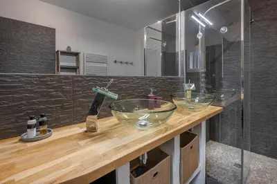 Salle de bains dans l'établissement Maison pour 6 à 900m de la plage