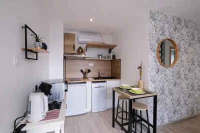 Cuisine ou kitchenette dans l'établissement Le Manoë- 200m gare - Wifi