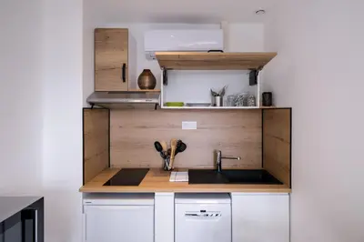 Cuisine ou kitchenette dans l'établissement Le Manoë- 200m gare - Wifi