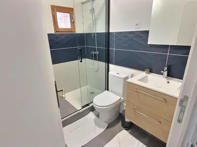 Salle de bains dans l'établissement Plein centre 8pers 4ch 2sdb, Terrasse, billard Angers ROE