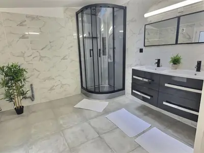 Salle de bains dans l'établissement Plein centre 8pers 4ch 2sdb, Terrasse, billard Angers ROE