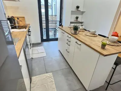 Cuisine ou kitchenette dans l'établissement Plein centre 8pers 4ch 2sdb, Terrasse, billard Angers ROE