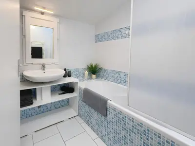 Salle de bains dans l'établissement Le Nid Douillet - Duplex Bois & Charme