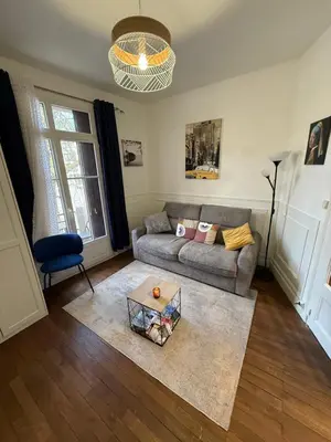 Coin salon dans l'établissement Charmant appart o cœur de Nantes avec parking