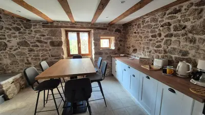 Cuisine ou kitchenette dans l'établissement Le Cottage de Jousseaume