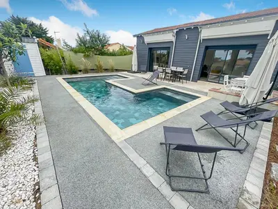 Piscine de l'établissement Piscine privée proche Thalassothérapie et Mer ou située à proximité