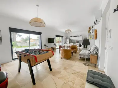 Coin salon dans l'établissement Piscine privée proche Thalassothérapie et Mer