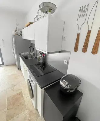 Cuisine ou kitchenette dans l'établissement Piscine privée proche Thalassothérapie et Mer