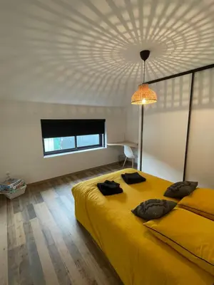 Un ou plusieurs lits dans un hébergement de l'établissement Appartement loft avec terrasse