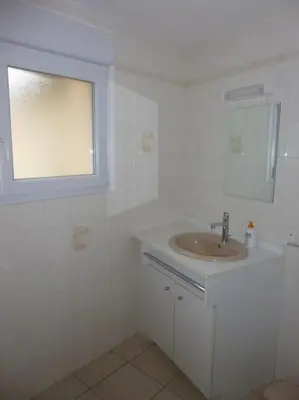 Salle de bains dans l'établissement Gîte ARDELAY et son jardin, 10 min du Grand Parc
