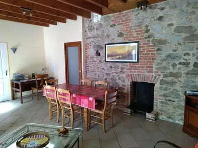 Télévision ou salle de divertissement dans l'établissement Gîte ARDELAY et son jardin, 10 min du Grand Parc