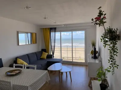 Coin salon dans l'établissement T2bis, petit coin de paradis face à la mer