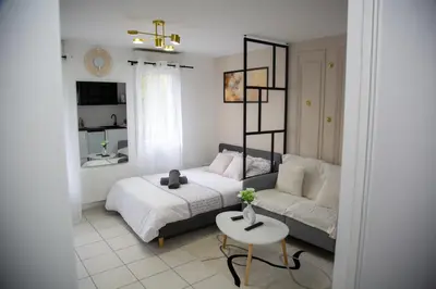 Un ou plusieurs lits dans un hébergement de l'établissement Studio chic Nantes, calme assuré