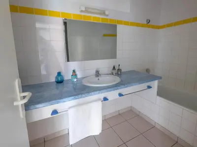 Salle de bains dans l'établissement Maison 2 chambres