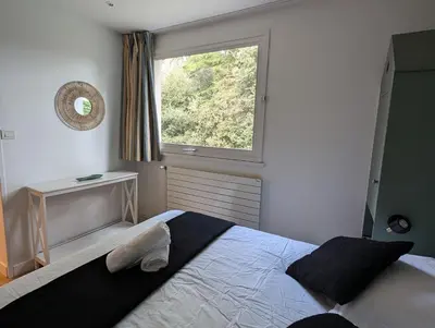 Un ou plusieurs lits dans un hébergement de l'établissement Ker Maretz Appartement lumineux entre côte et parc