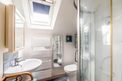 Salle de bains dans l'établissement Résidence du Capitaine Havre de paix à la mer