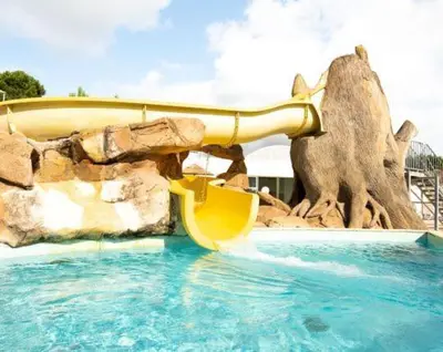 Piscine de l'établissement MOBILHOME 6p 3 CH 2 SDB SAINT JEAN DE MONTS ou située à proximité