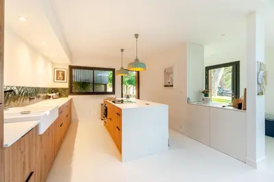 Cuisine ou kitchenette dans l'établissement La Cabane des Vagues à Préfailles