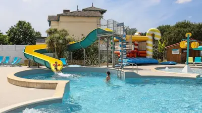 Piscine de l'établissement Camping Ushuaïa Villages Le Parc de la Grève ou située à proximité