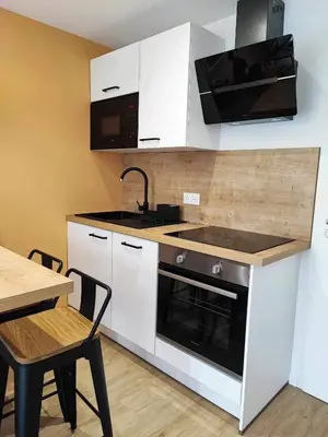 Cuisine ou kitchenette dans l'établissement Studio 15, proche rue piétonne et plage