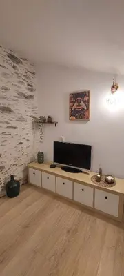 Télévision ou salle de divertissement dans l'établissement La maisonette Mellona