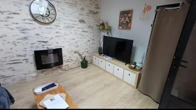 Télévision ou salle de divertissement dans l'établissement La maisonette Mellona