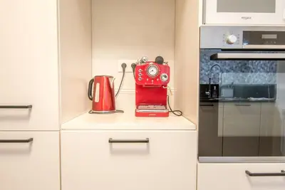 Cuisine ou kitchenette dans l'établissement le repos de l'aubance , avec grand jardin et SPA