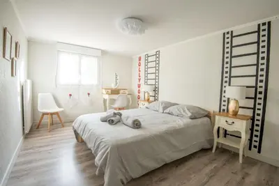 Un ou plusieurs lits dans un hébergement de l'établissement le repos de l'aubance , avec grand jardin et SPA