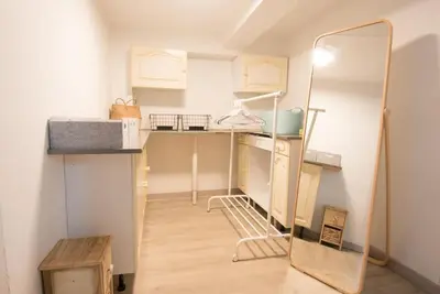 Cuisine ou kitchenette dans l'établissement le repos de l'aubance , avec grand jardin et SPA