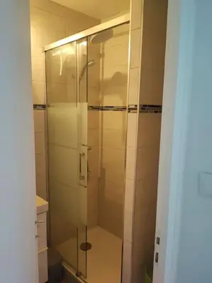 Salle de bains dans l'établissement Pieds dans l'eau vue mer