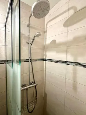 Salle de bains dans l'établissement Pieds dans l'eau vue mer