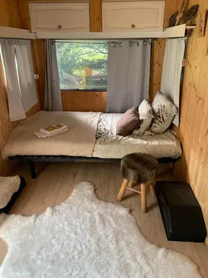 Un ou plusieurs lits dans un hébergement de l'établissement Chambre d'hôtes Sous Les Grands Chênes CABANE SCANDINAVE