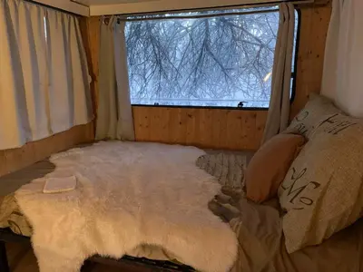 Un ou plusieurs lits dans un hébergement de l'établissement Chambre d'hôtes Sous Les Grands Chênes CABANE SCANDINAVE