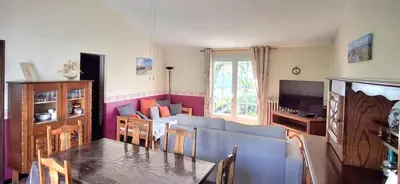 Télévision ou salle de divertissement dans l'établissement Maison familiale à 600 m de la plage