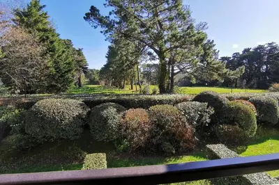 Jardin de l'établissement T2 cosy - vue sur le golf - proche plage