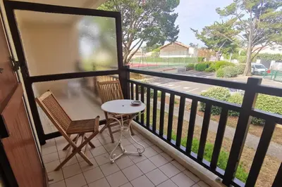 Balcon ou terrasse dans l'établissement T2 cosy - vue sur le golf - proche plage