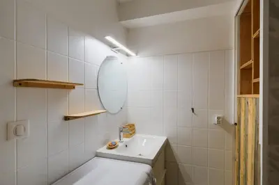 Salle de bains dans l'établissement T2 cosy - vue sur le golf - proche plage