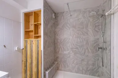 Salle de bains dans l'établissement T2 cosy - vue sur le golf - proche plage